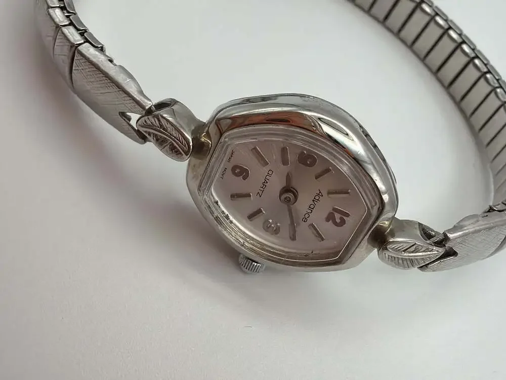 Advance Vintage Silver Tone Women's Quartz Wristwatch with Leaf Detail Stretch B
